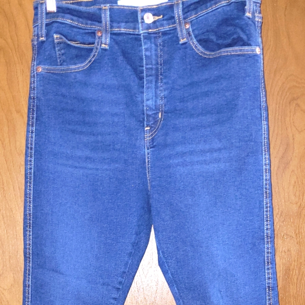 Signature Heritage High Rise Skinny distressed left knee, frayed hem. Size 10